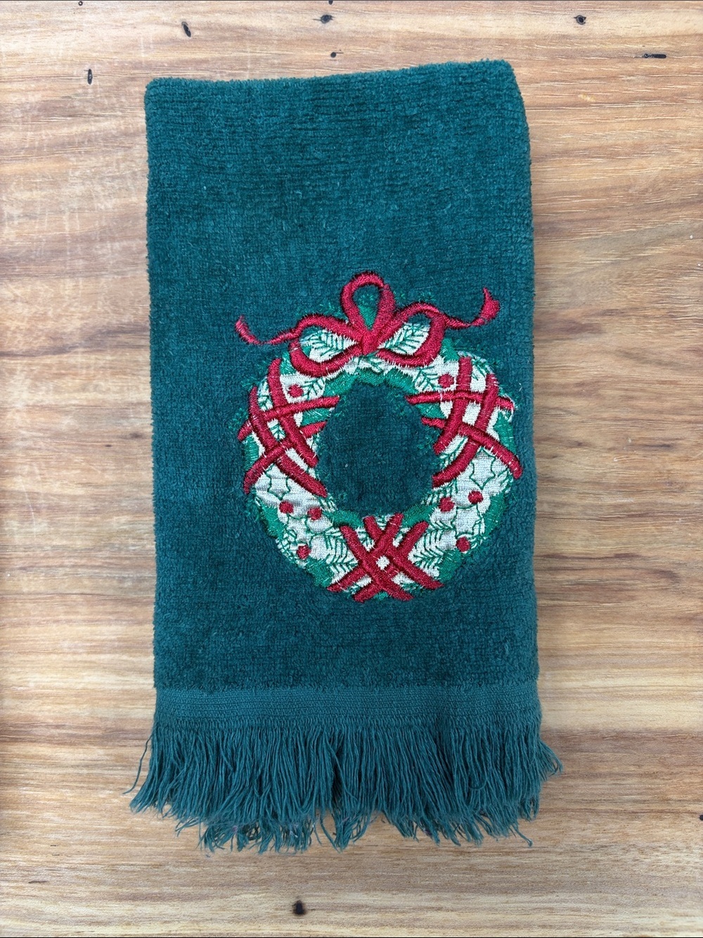 Vintage Kemp Beatley Christmas Towel Set Green Embroidered Holly Wreath Bow 2pc - Picture 3 of 3